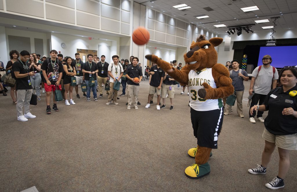 Students shoot baskets with Billy Bronco during the Transfer Orientation Ice Cream Social.