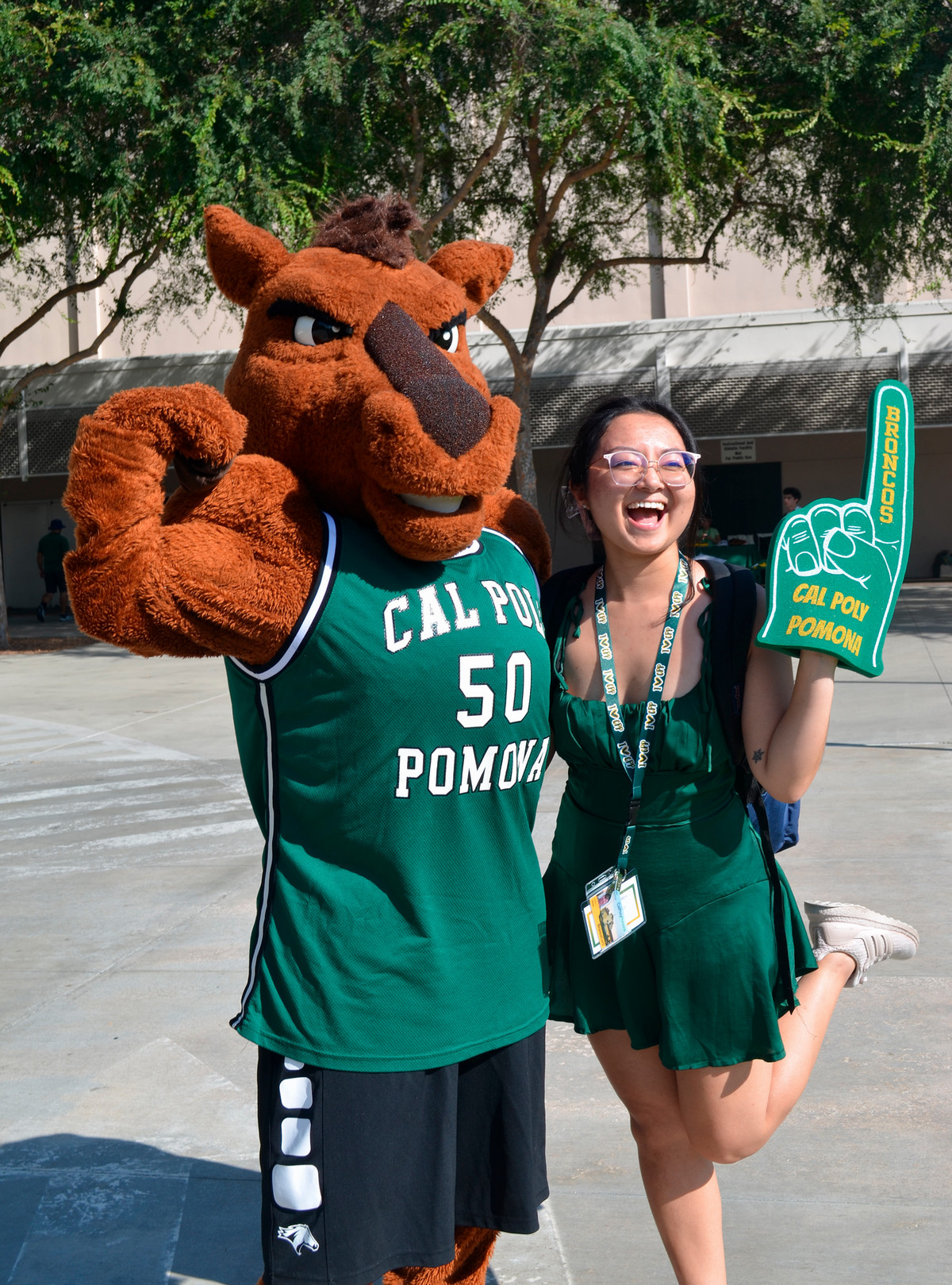 An orientation student poses with Billy Bronco